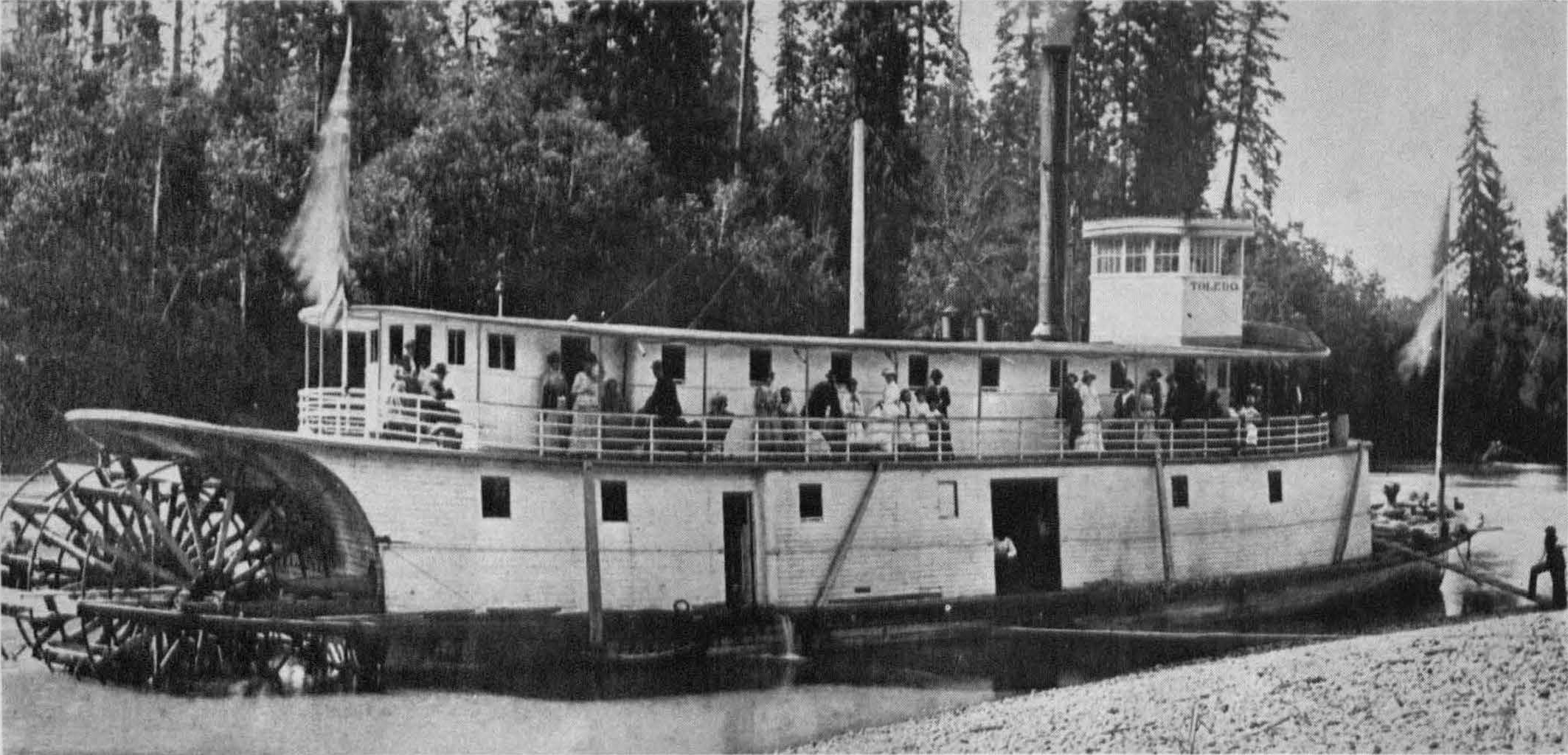Steamboat Toledo with passengers, late 1800s
